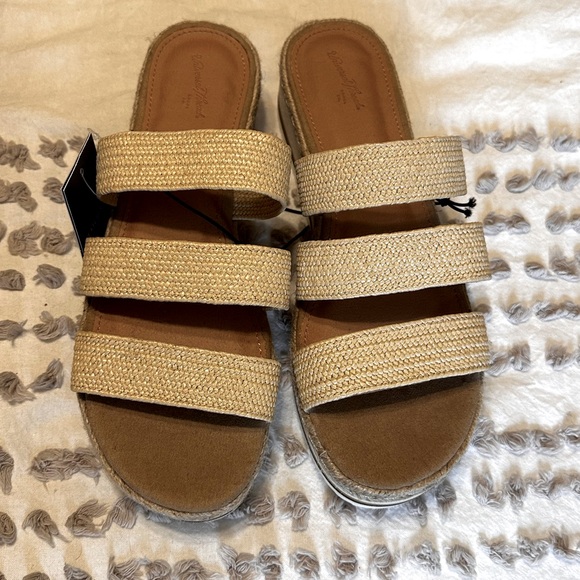Universal Thread sandals - Picture 2 of 3